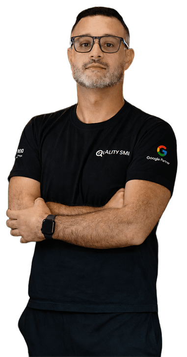 Especialista da Quality SMI segurando um smartphone